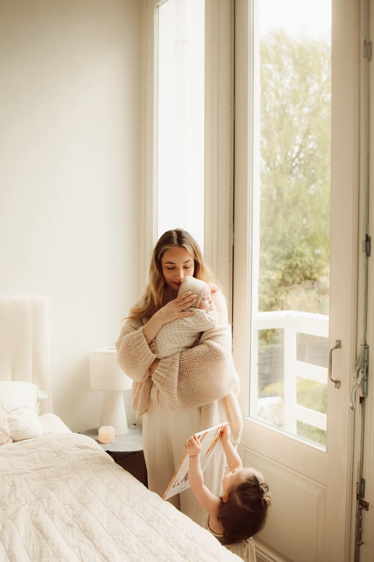 Pasgeboren baby tijdens newbornshoot in Noord-Limburg