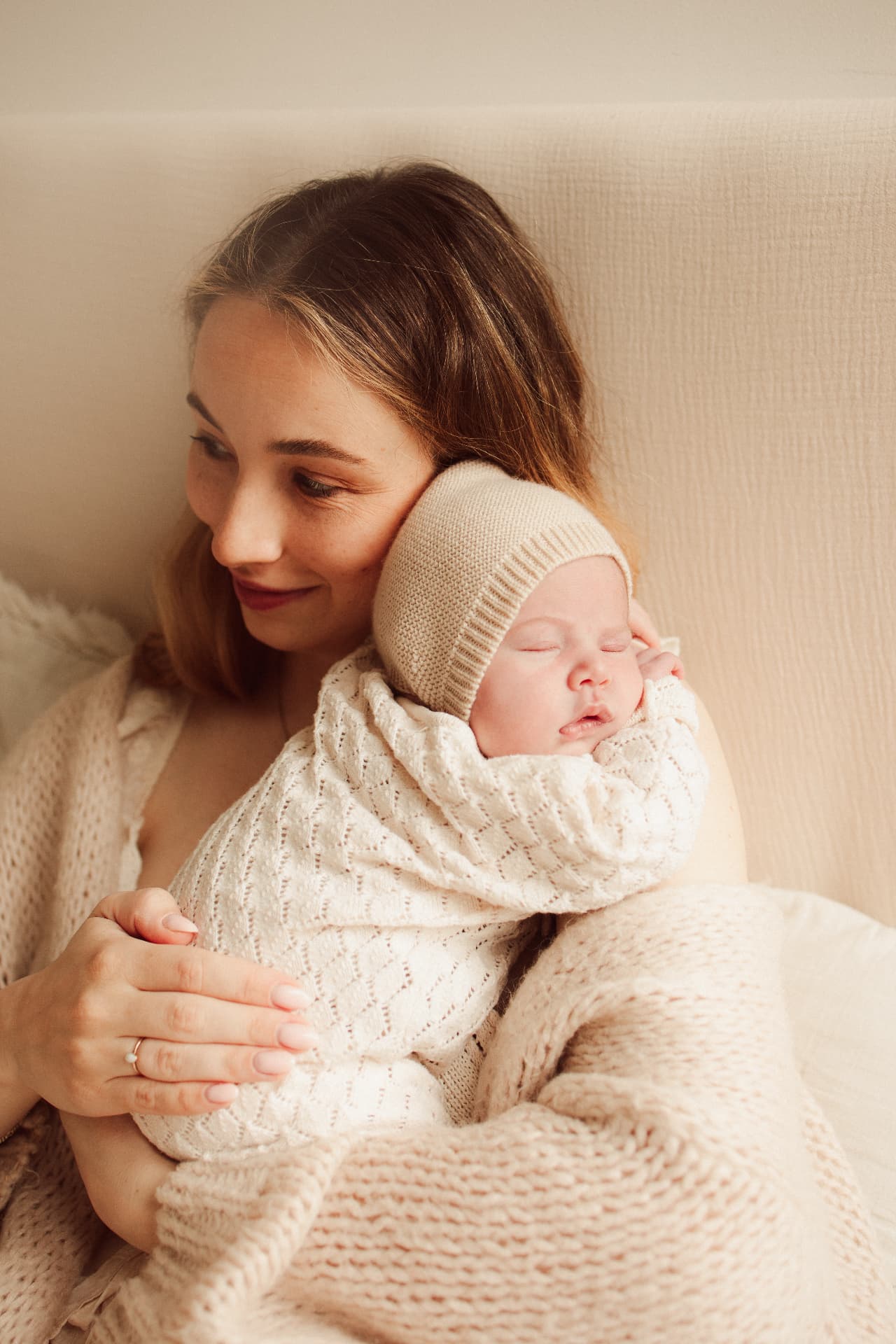Newbornshoot van Soy bij haar ouders thuis in Venray