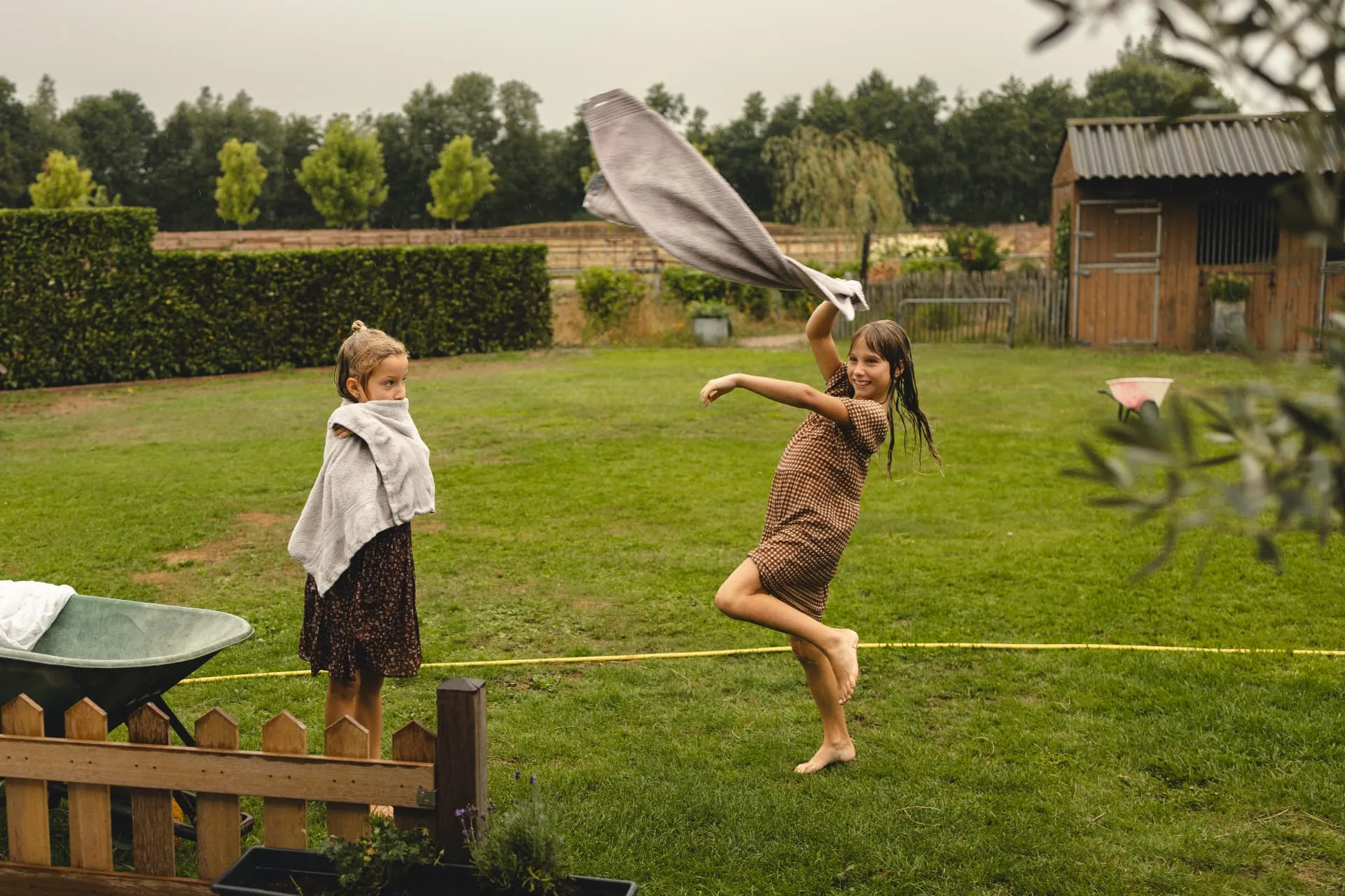 Gezin samen tijdens een warme, ongedwongen fotoshoot