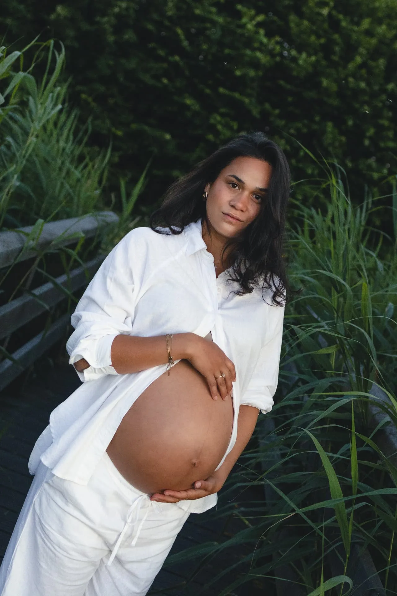 Zwangerschapsfotoshoot in een groen veld in Noord-Limburg