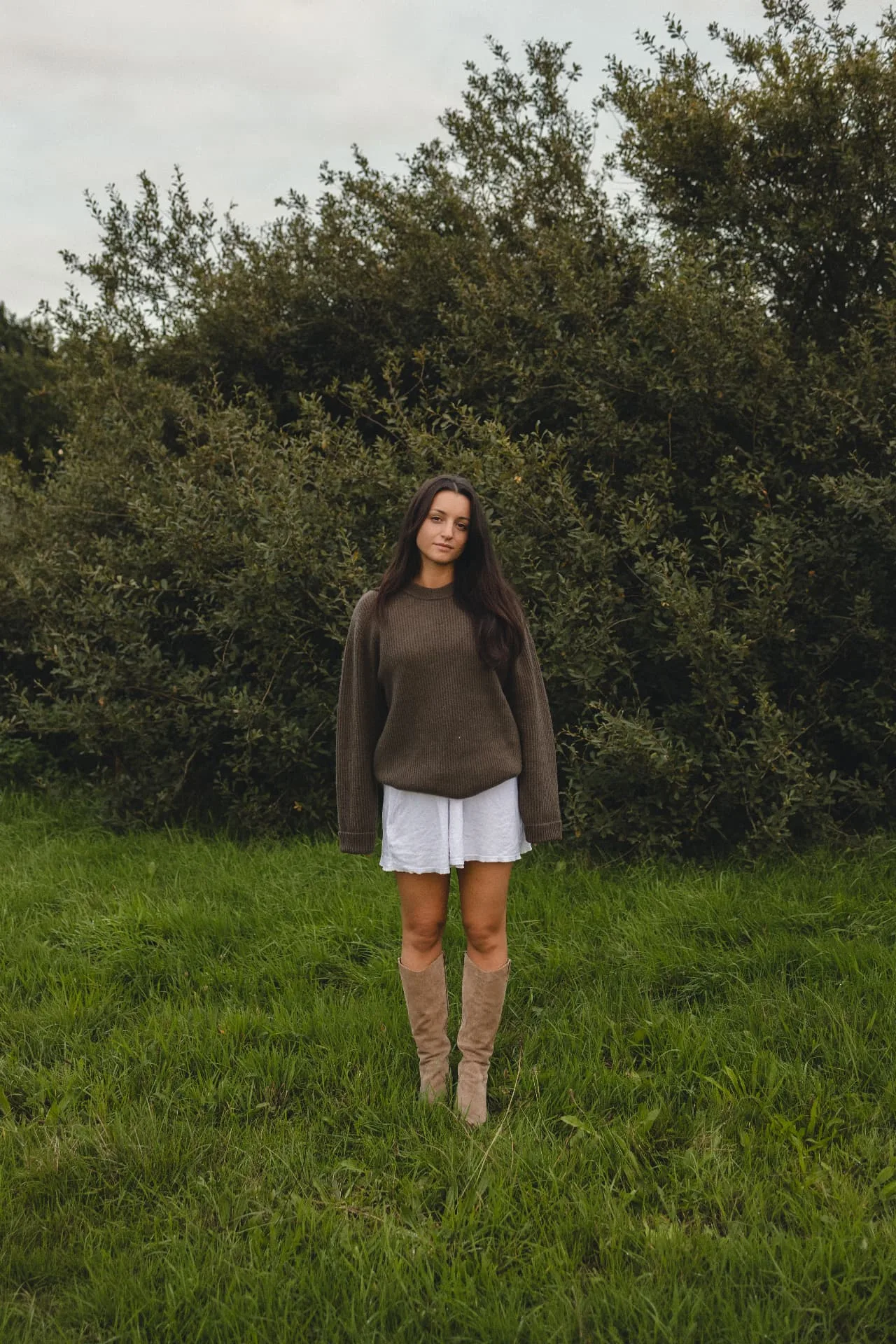 Portret van een vrouw in een natuurlijke buitenomgeving tijdens zacht daglicht