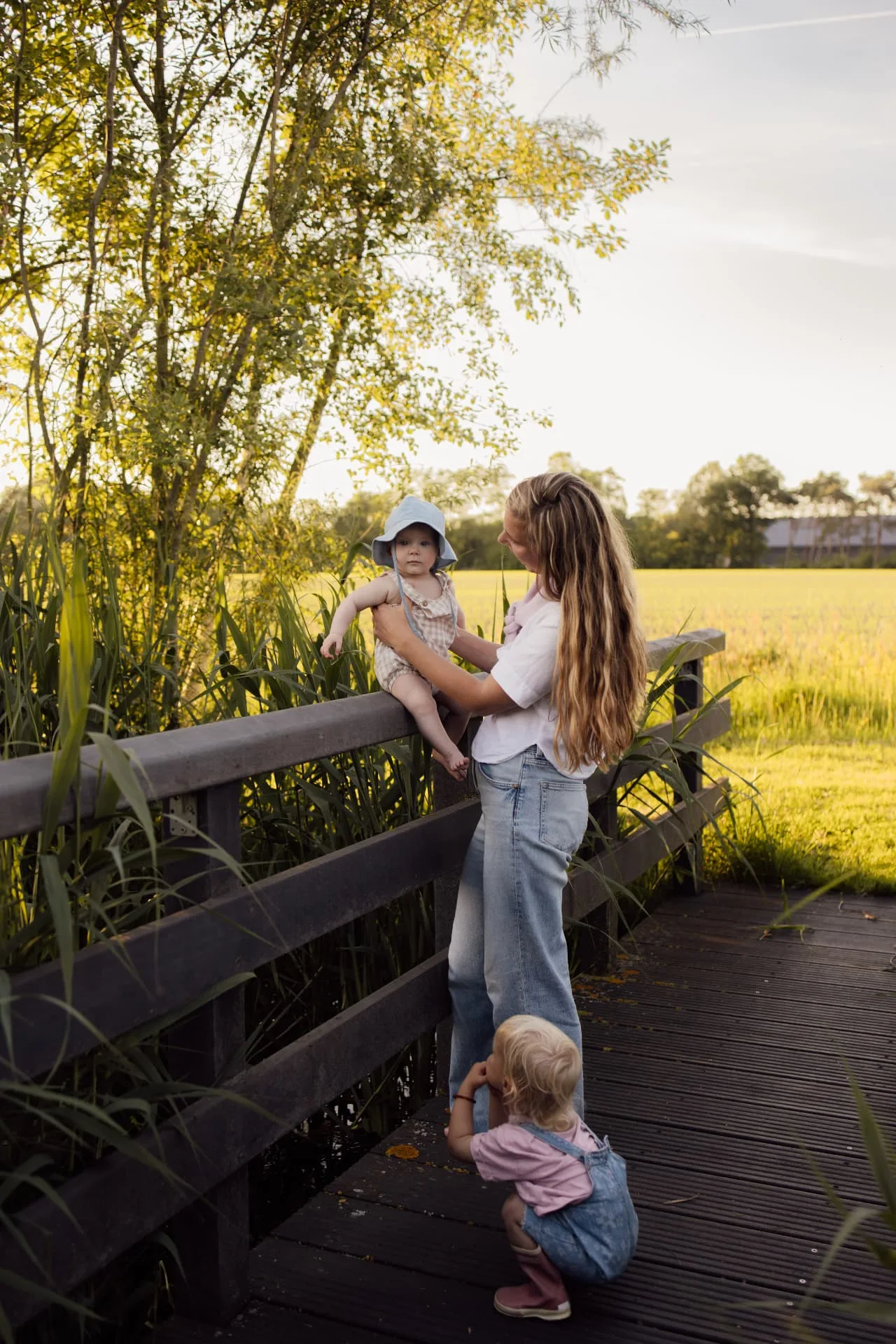 Gezin in een natuurlijke omgeving met ruimte om te bewegen