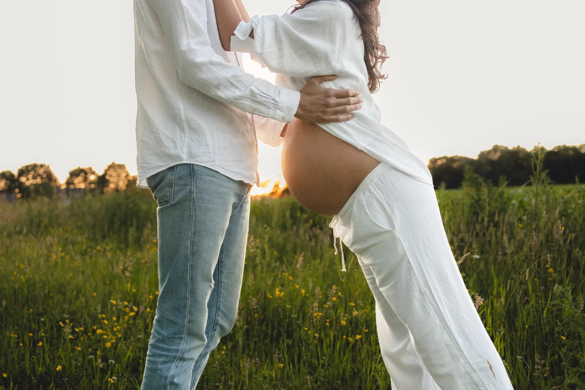 Zwangerschapsshoot in een natuurlijke omgeving door Atelier Carmen Fotografie