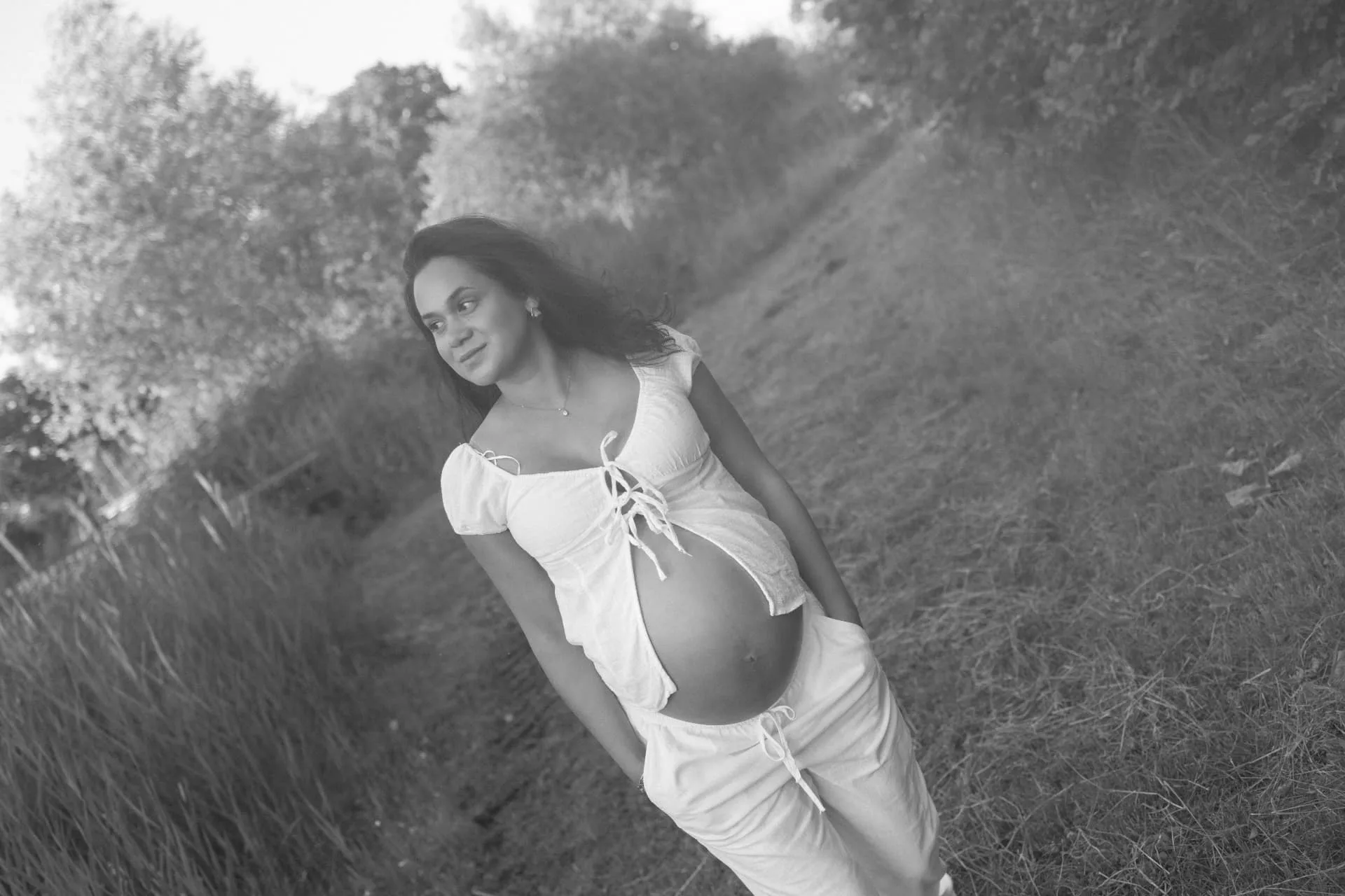 Zwangerschapsshoot in Horst tijdens warm avondlicht