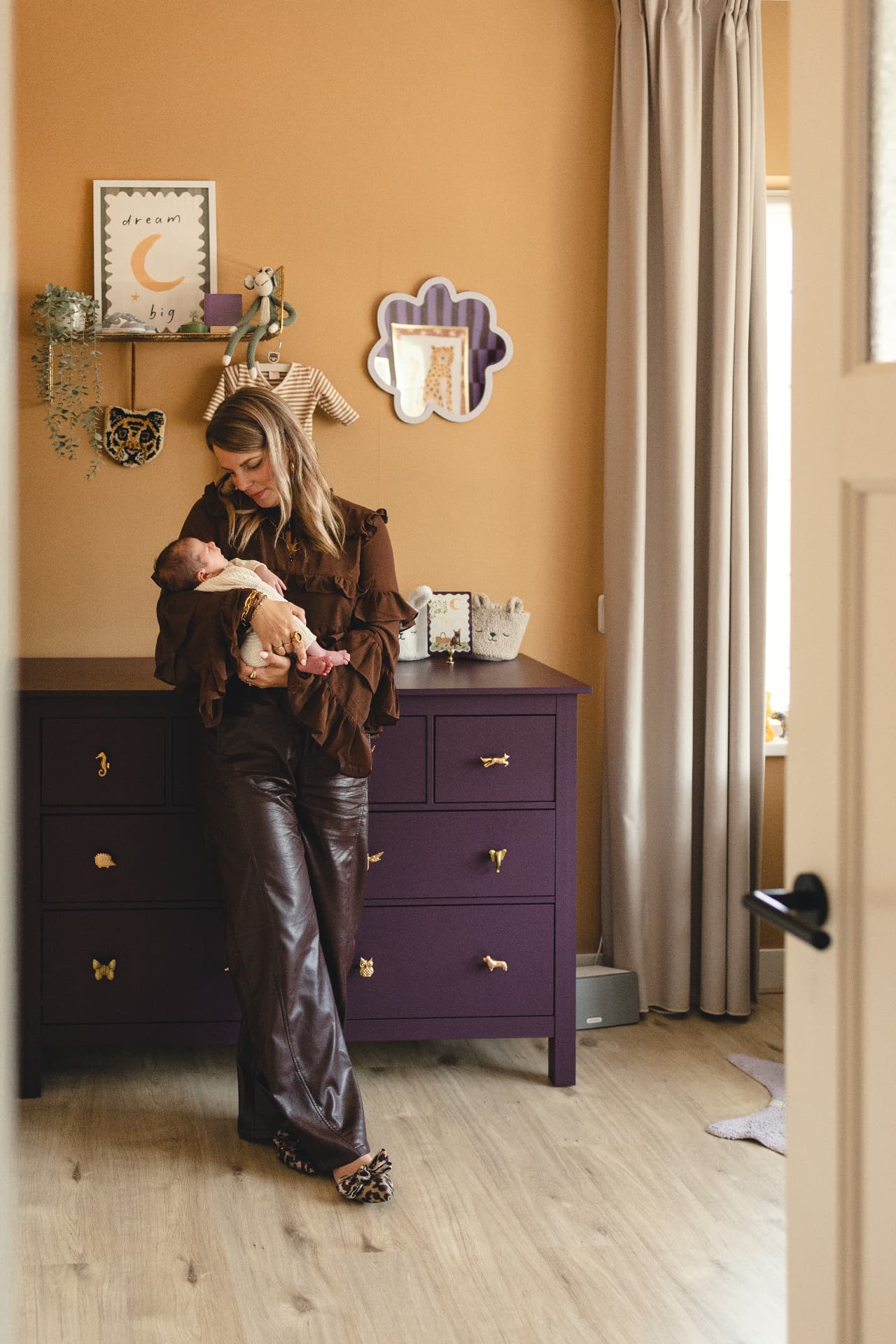 Iris en Sergio met baby Soy tijdens hun newbornshoot in Venray