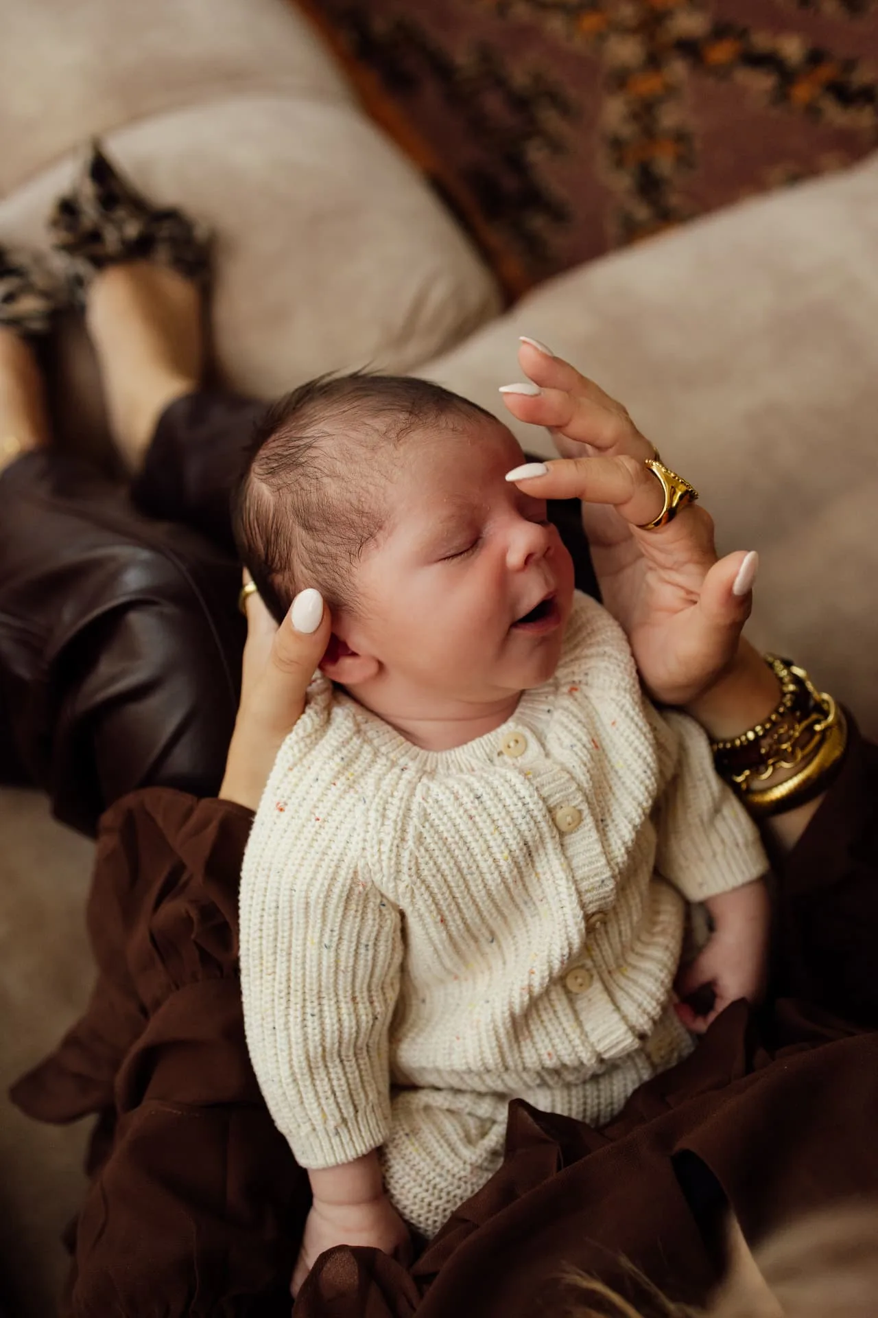Newborn met vader tijdens een fotoshoot