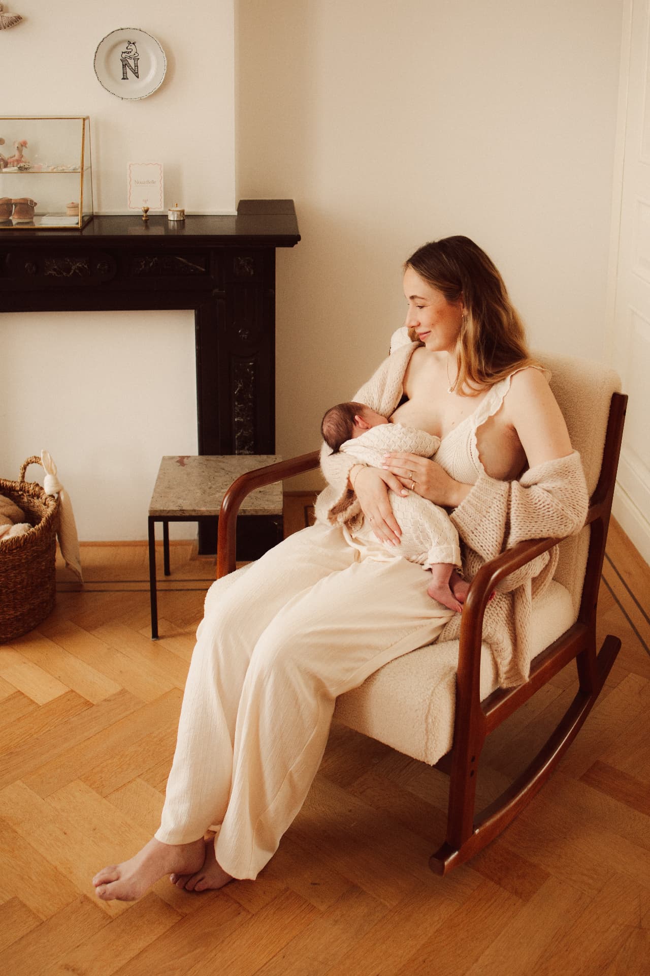 Moeder voedt haar baby tijdens een rustige newbornshoot