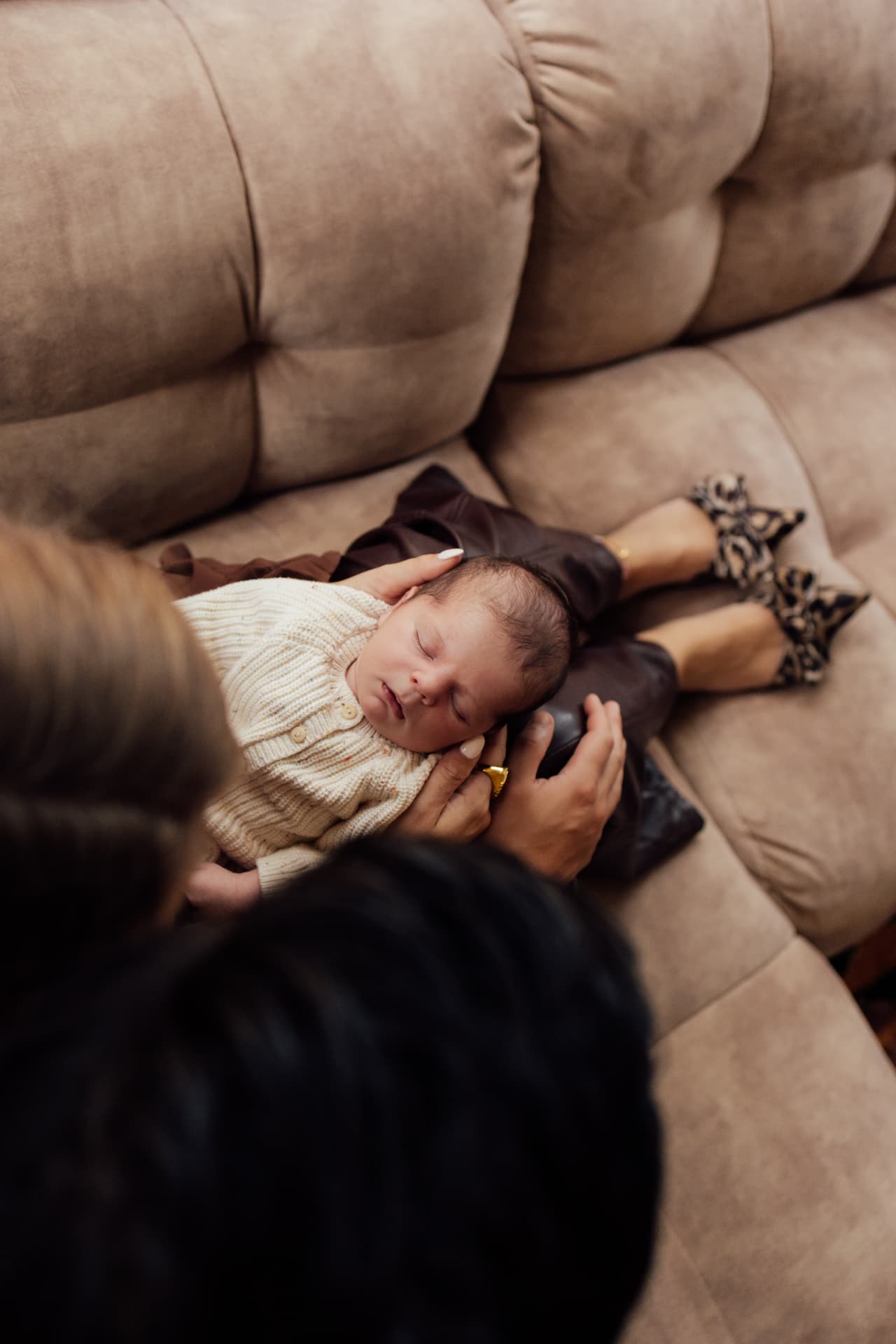 Ouders met hun newborn tijdens een fotoshoot thuis in Venray