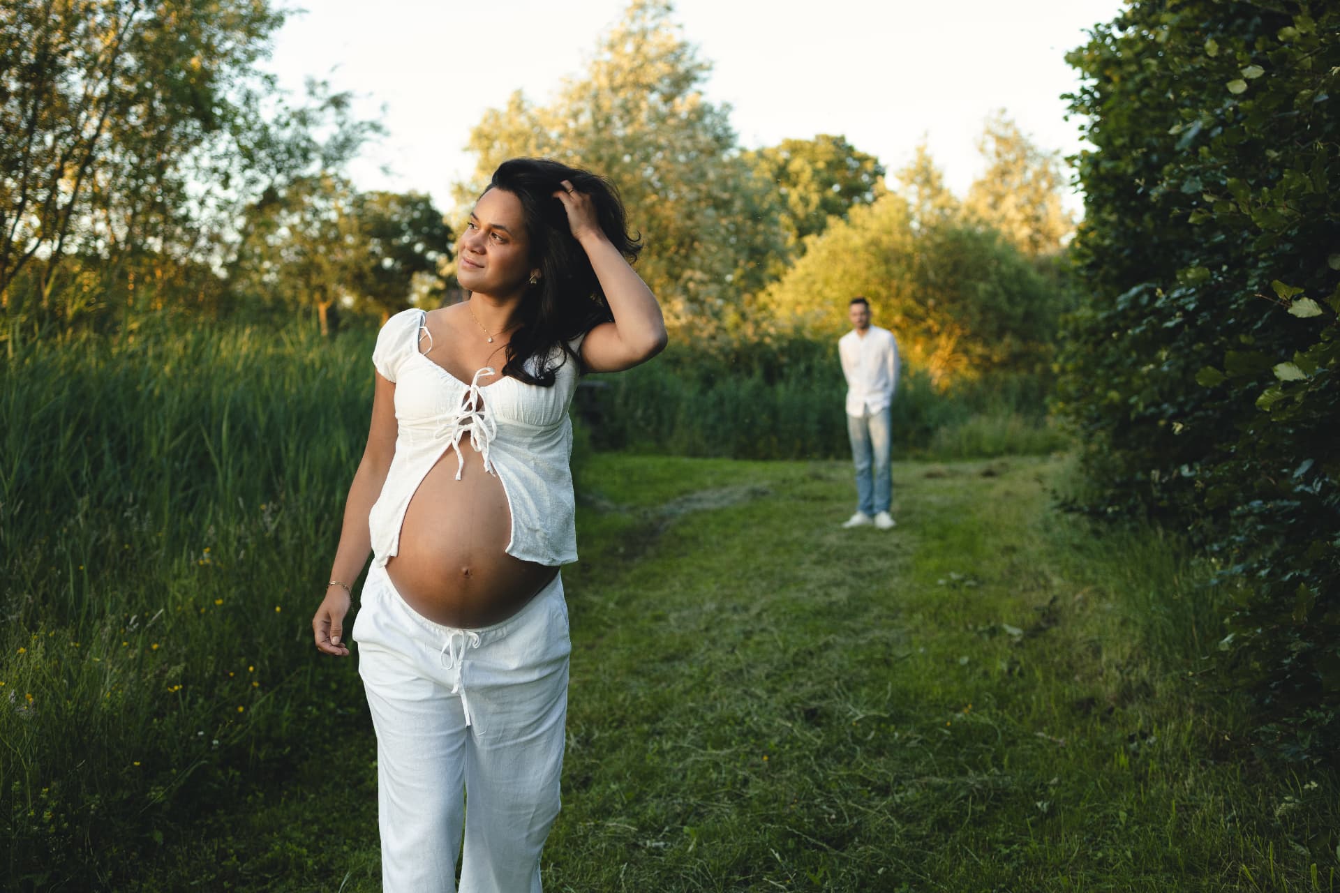 Zwangerschapsshoot in een natuurlijke omgeving door Atelier Carmen Fotografie