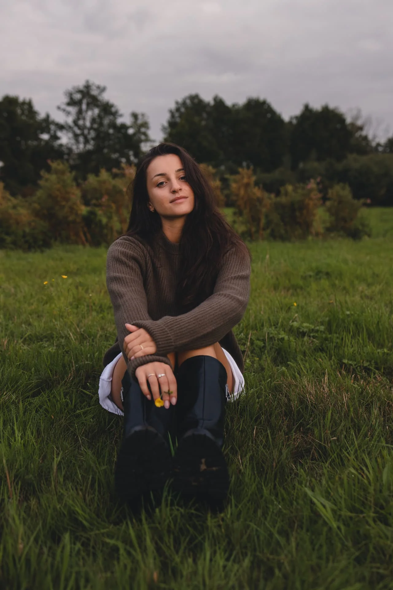 Portret van een vrouw in een groen veld tijdens zacht natuurllicht
