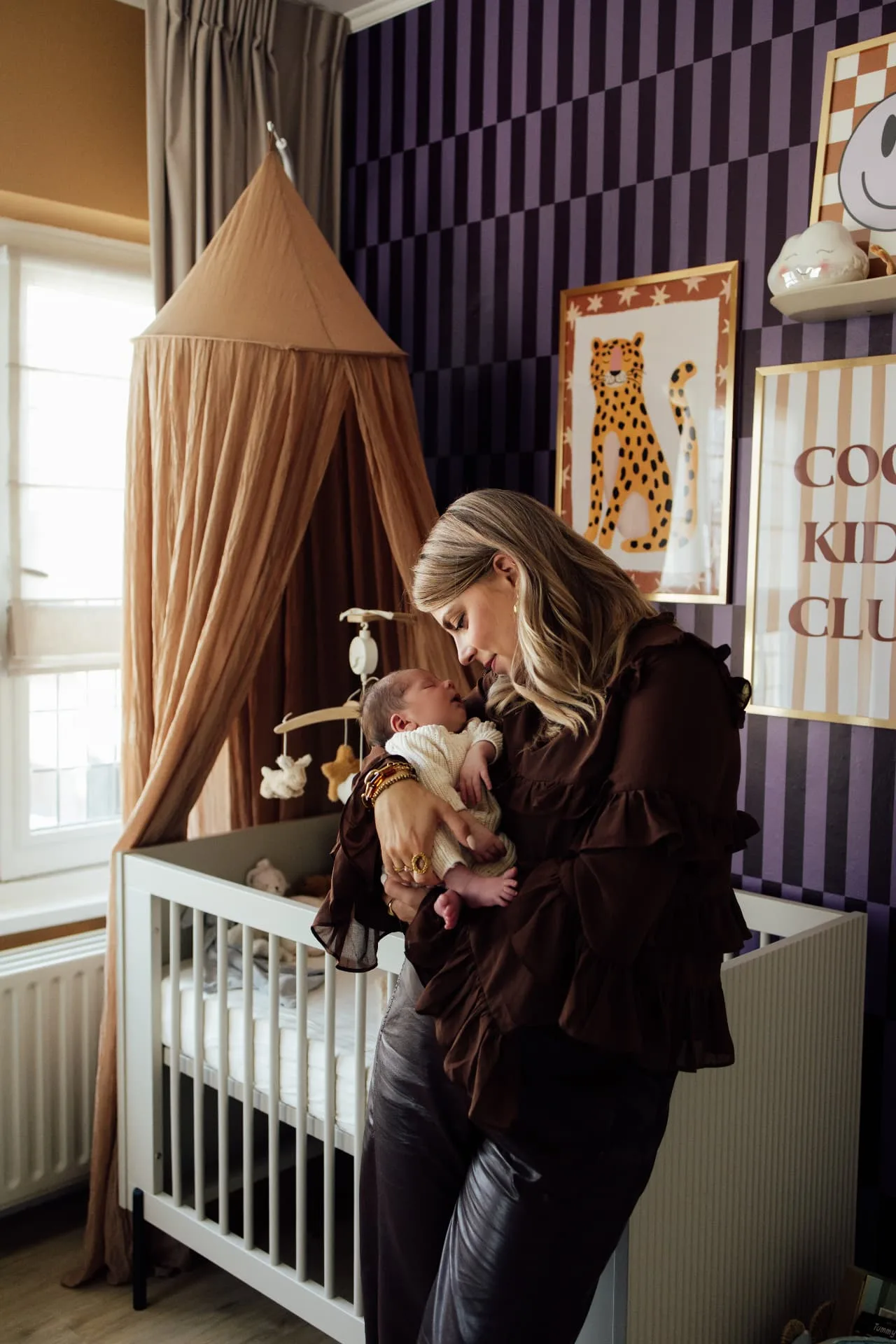 Ouder en pasgeboren baby tijdens een newbornshoot
