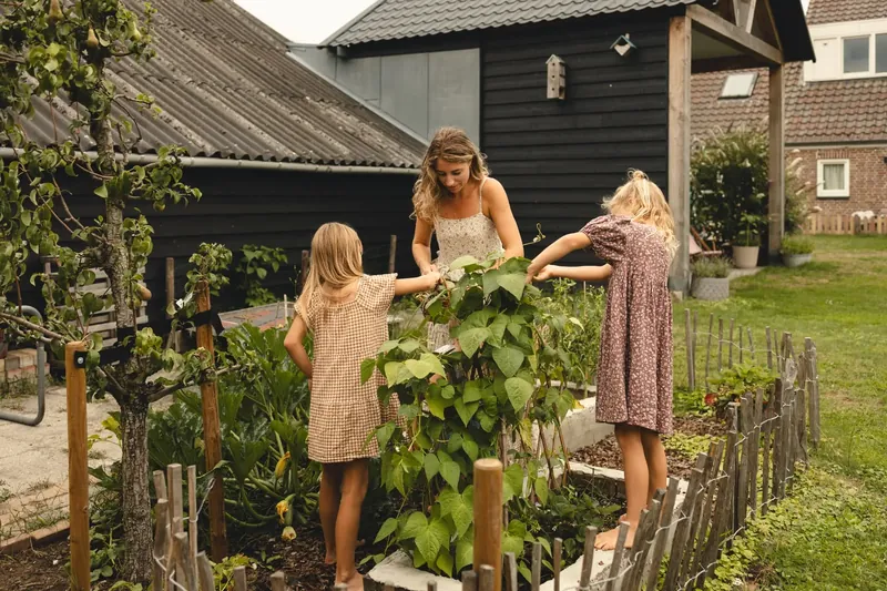 Persoonlijke gezinsfotografie in de vertrouwde thuisomgeving.