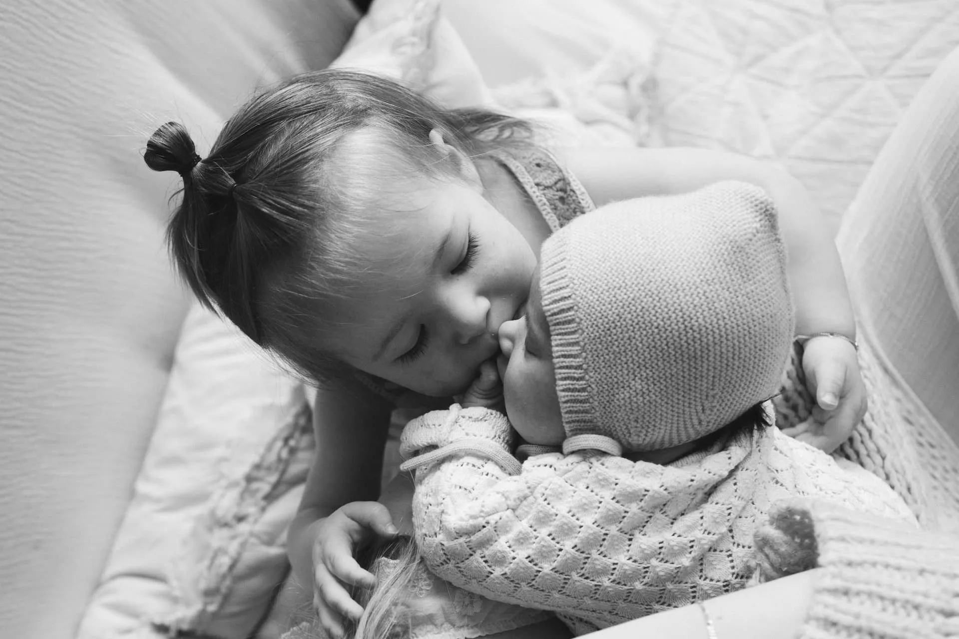 Newbornfotografie aan huis met aandacht voor de eigen omgeving